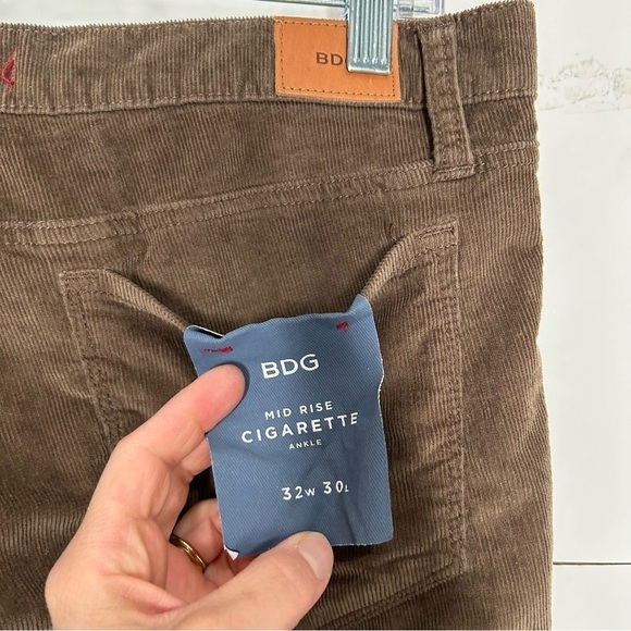 New BDG Women’s Mid Rise Cigarette Ankle Pants 32x30 Brown Corduroy BNWT - Picture 3 of 6